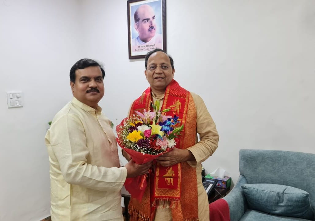 ज्योतिषाचार्य व समाजसेवी पंडित दीपक दुबे को राष्ट्रीय महासचिव अरुण सिंह ने दिलाई भाजपा की सदस्यता ।