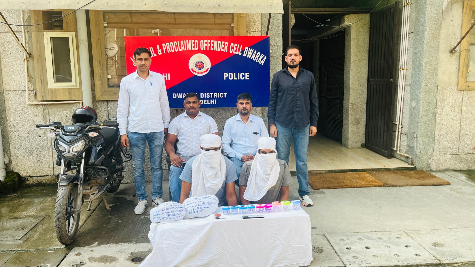 दिल्ली के द्वारका में सोने की चेन छीनने वाले दो कुख्यात स्नैचर गिरफ्तार, ₹8 लाख की ज्वेलरी बरामद