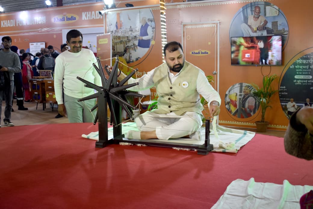 खादी इंडिया पवेलियन में उमड़ी भीड़ — IITF 2025 में मनोज कुमार ने कारीगरों से की सीधी बातचीत