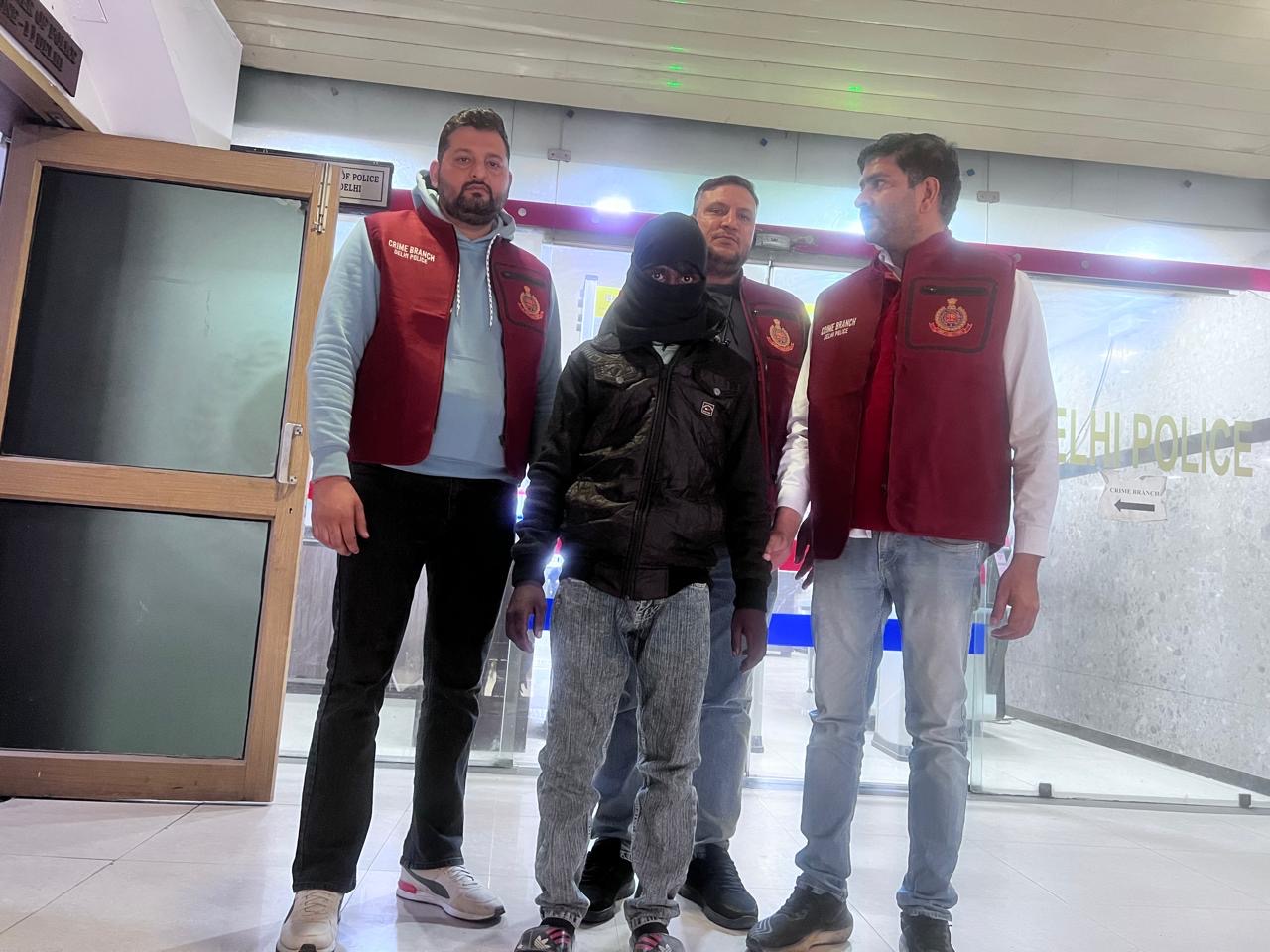 क्राइम ब्रांच की बड़ी कामयाबी: राजघाट से कुख्यात स्नैचर शिवा दबोचा, छह चोरी के मोबाइल बरामद