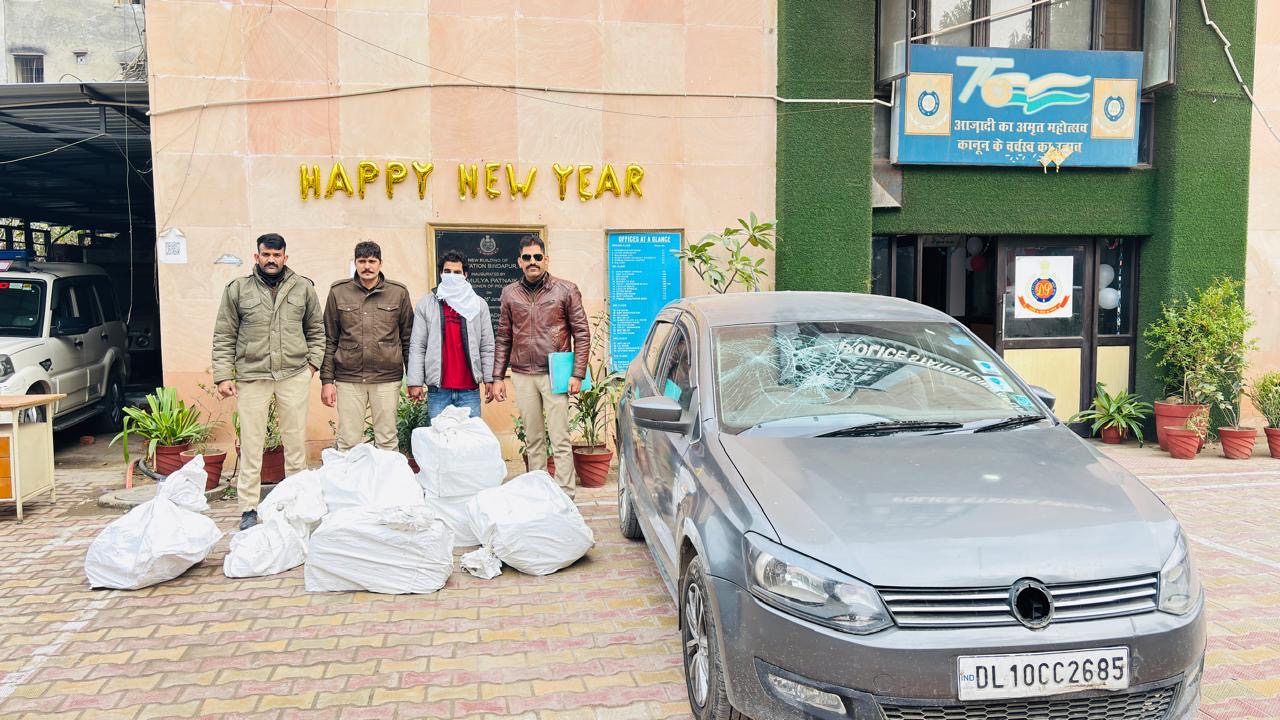 द्वारका में अवैध शराब तस्करी पर बड़ी कार्रवाई: पोलो कार से 1100 क्वार्टर शराब के साथ अंतरराज्यीय सप्लायर गिरफ्तार