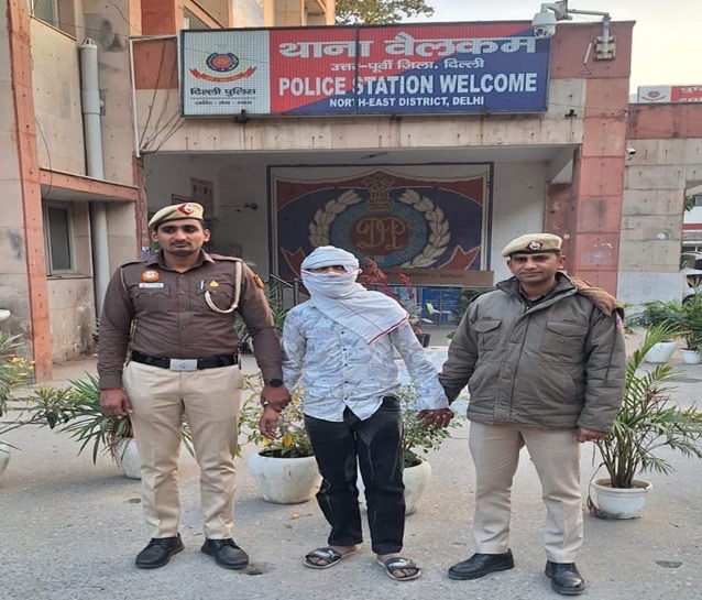 वेलकम थाना पुलिस की बड़ी कार्रवाई, 19 मामलों में वांछित कुख्यात बदमाश अवैध हथियारों के साथ गिरफ्तार