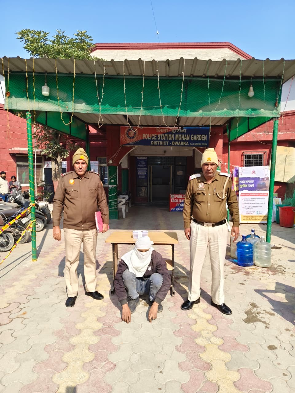 मोहन गार्डन पुलिस ने कुख्यात बदमाश को अवैध पिस्तौल और जिंदा कारतूस के साथ दबोचा