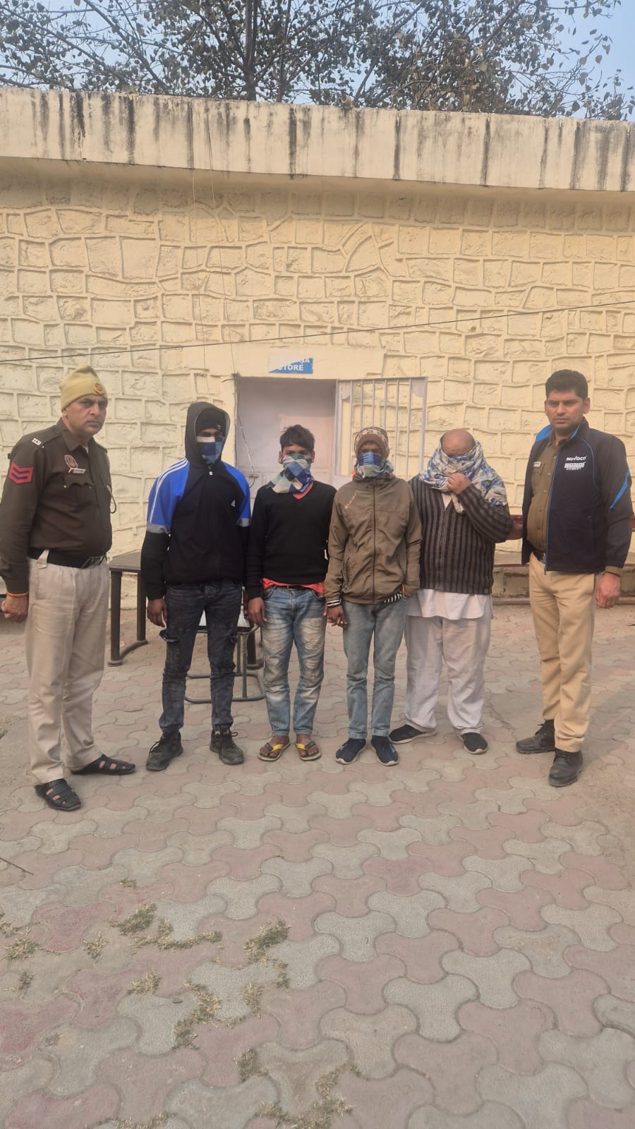 अलीपुर थाना पुलिस की बड़ी कार्रवाई, स्नैचिंग गैंग का पर्दाफाश, चार बदमाश गिरफ्तार, लूटा गया सामान और वारदात में इस्तेमाल गाड़ी बरामद