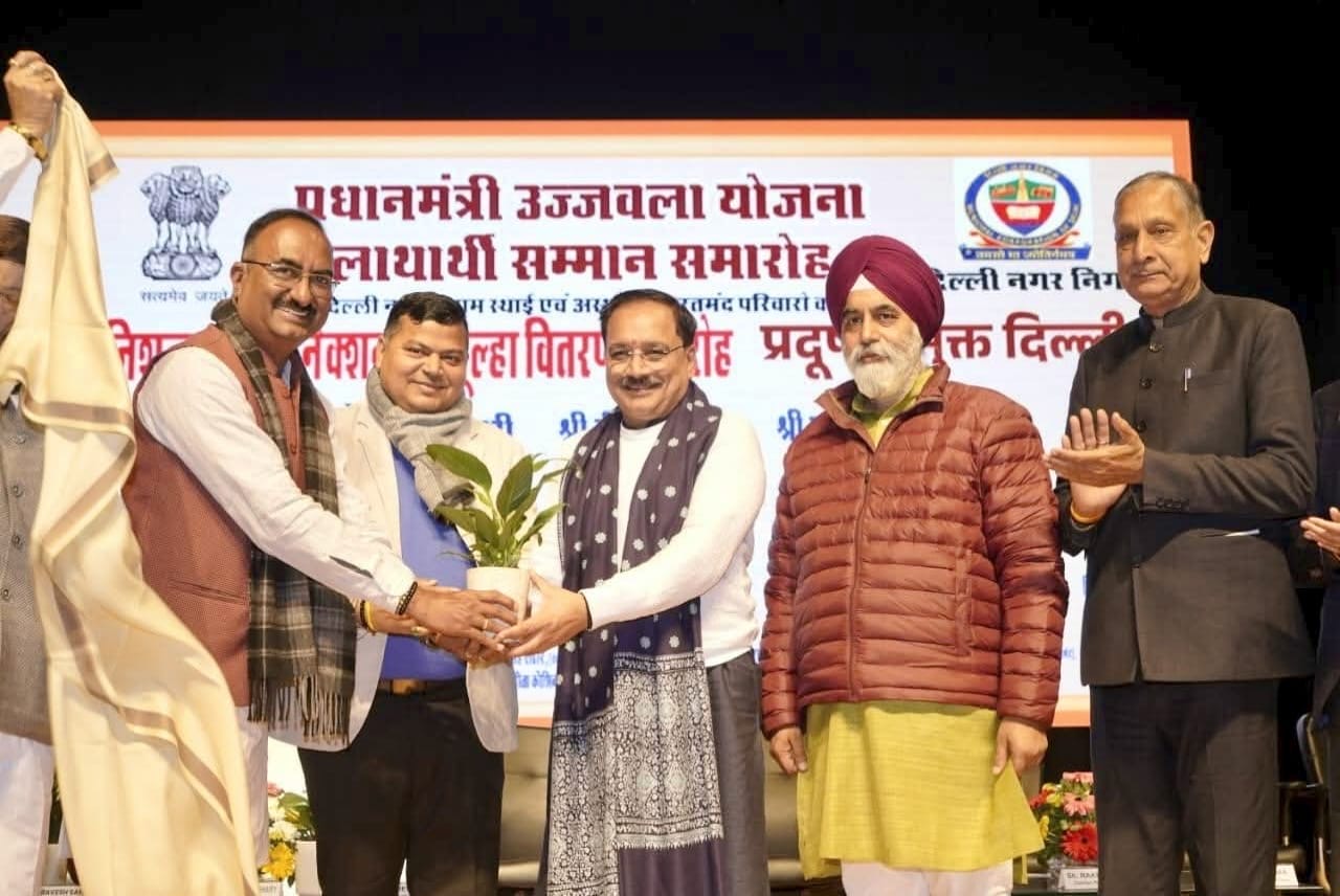 उज्ज्वला योजना से रोशन हुईं एमसीडी कर्मियों की रसोइयां, 251 परिवारों को मिला निशुल्क गैस कनेक्शन और चूल्हा