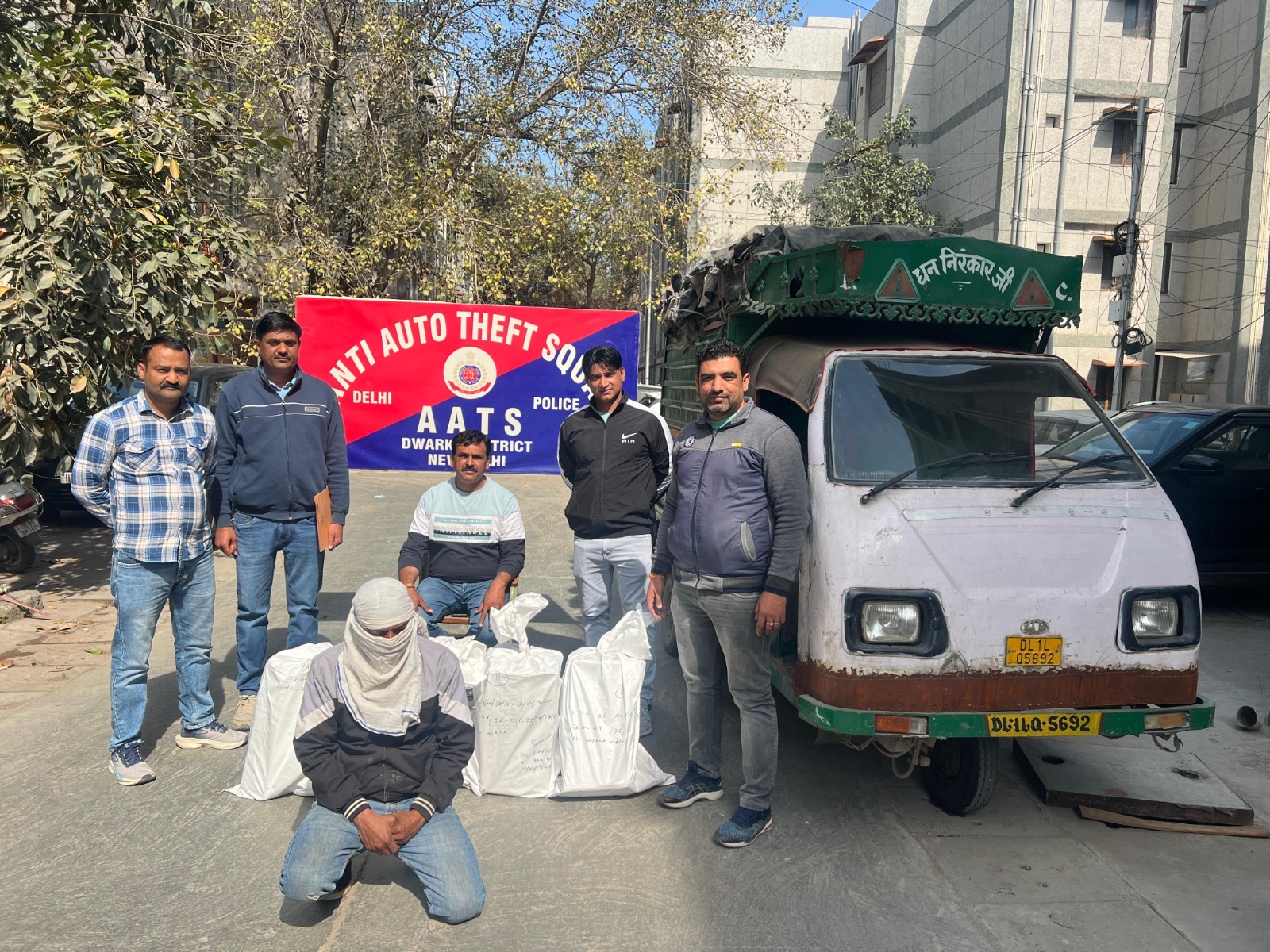 द्वारका में 2000 क्वार्टर अवैध शराब के साथ अंतरराज्यीय सप्लायर गिरफ्तार, कमर्शियल टेंपो जब्त