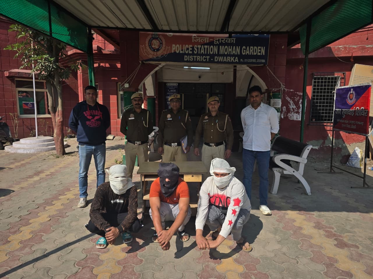 सरकारी कर्मचारी से मारपीट कर सोने की चेन लूटने वाले तीन बदमाश घंटे भर में गिरफ्तार, वारदात की चेन बरामद