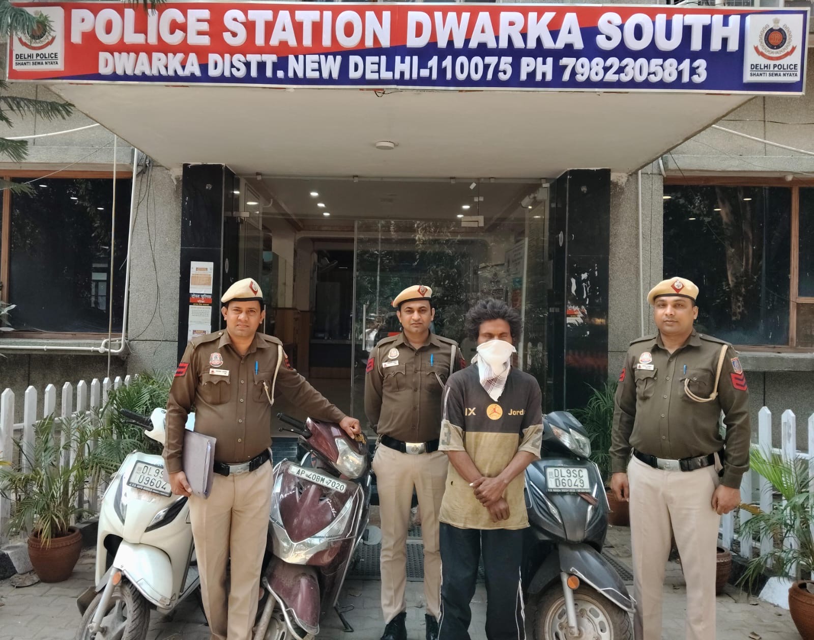 द्वारका साउथ पुलिस की बड़ी कामयाबी, शातिर ऑटो लिफ्टर गिरफ्तार—तीन चोरी की स्कूटियां बरामद
