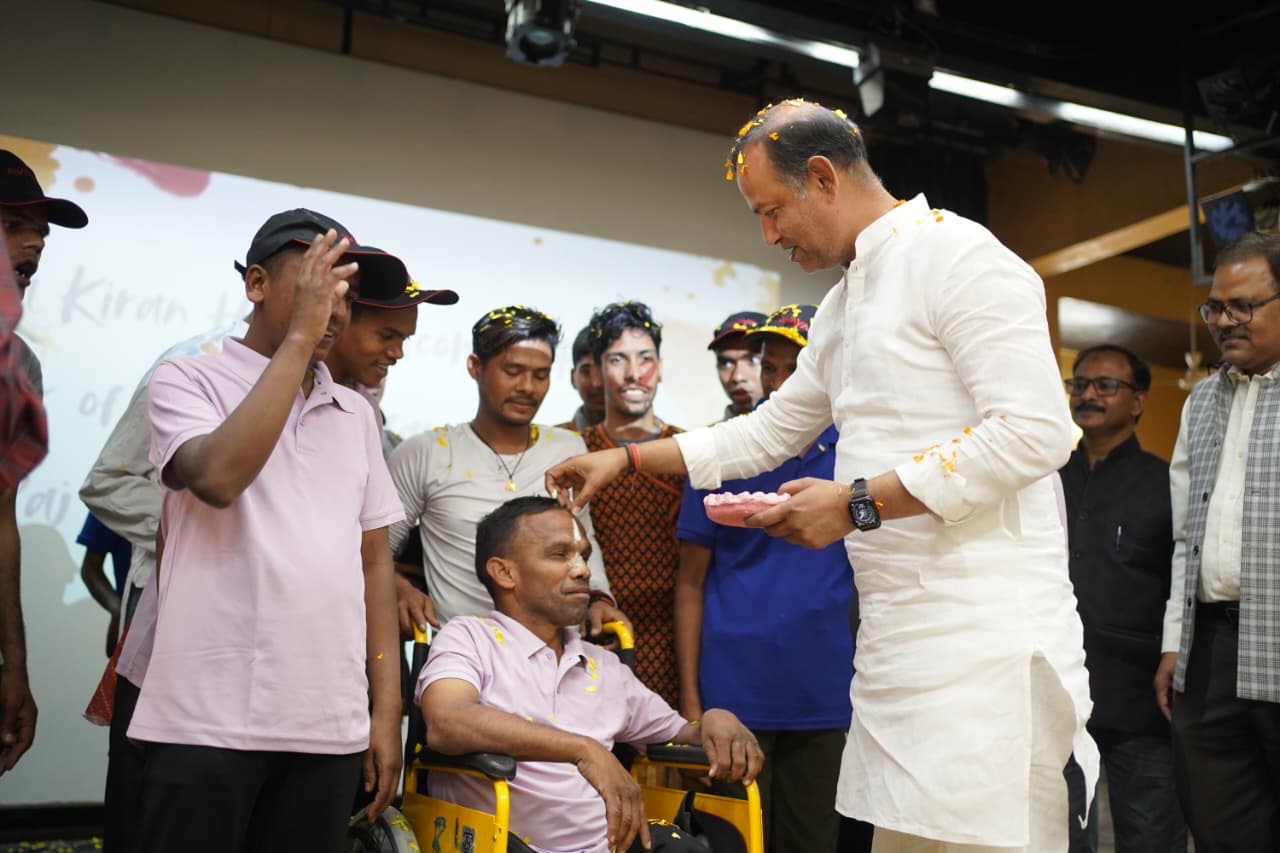 ‘रंगों में समावेश का संदेश’: आशा किरण में दिव्यांग बच्चों संग मंत्री रविंद्र इंद्राज सिंह ने मनाई होली