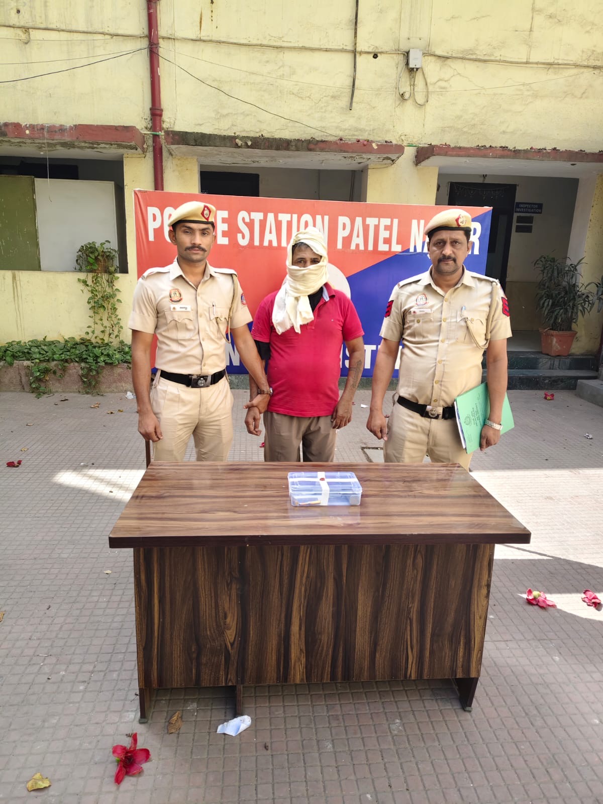 शादीपुर फ्लाईओवर के पास हथियार के साथ कुख्यात बदमाश गिरफ्तार