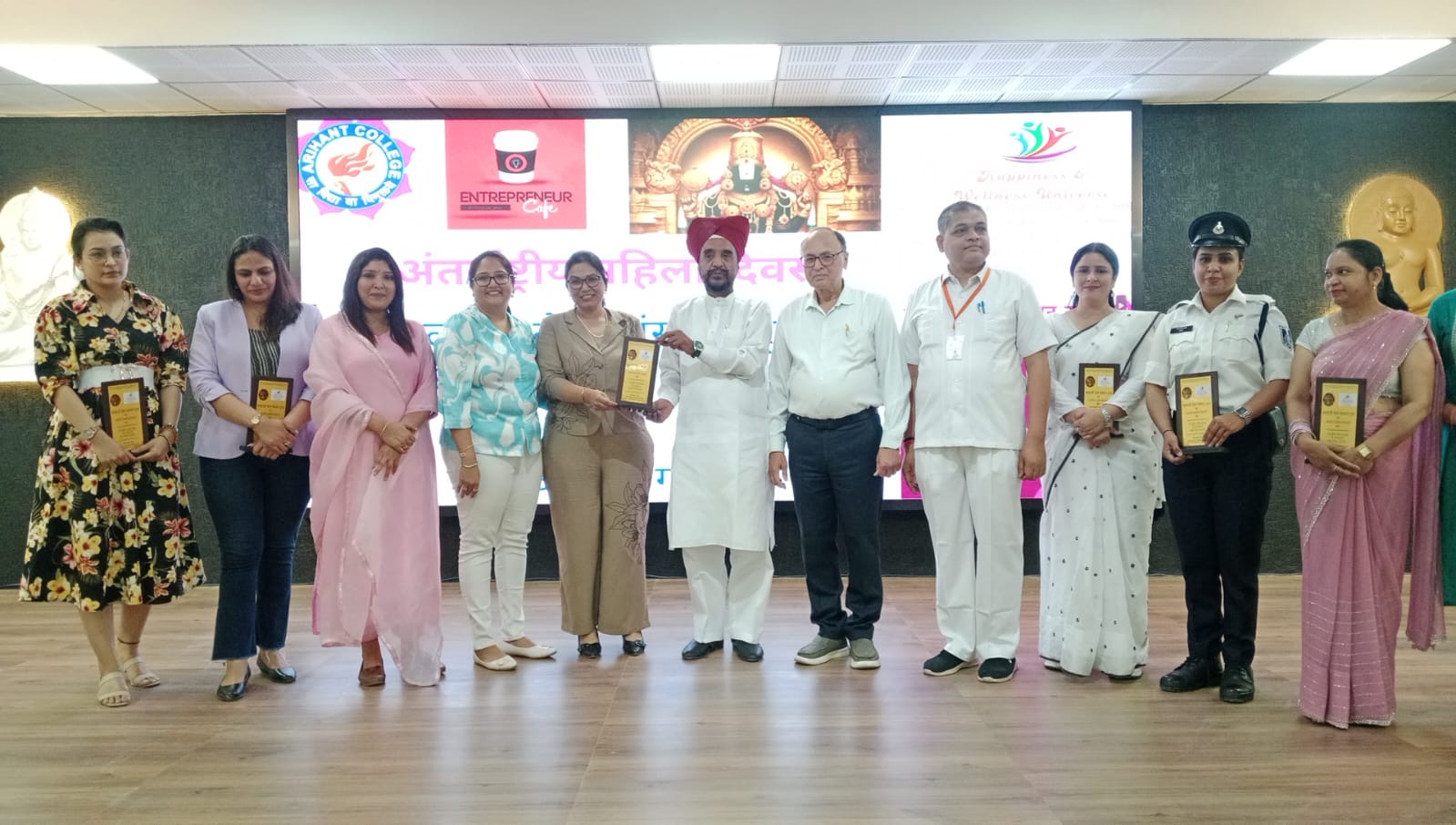 इंदौर में अंतरराष्ट्रीय महिला दिवस पर महिलाओं का सम्मान