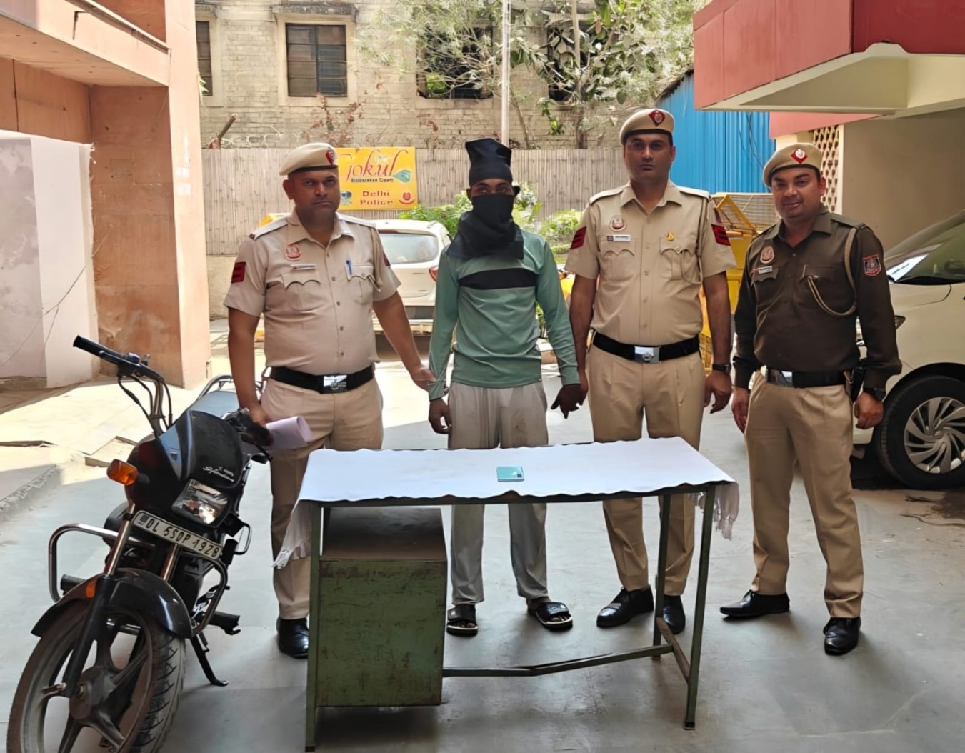 मोबाइल स्नैचिंग का खुलासा: पुलिस ने शातिर झपटमार को दबोचा, लूटा हुआ फोन और बाइक बरामद