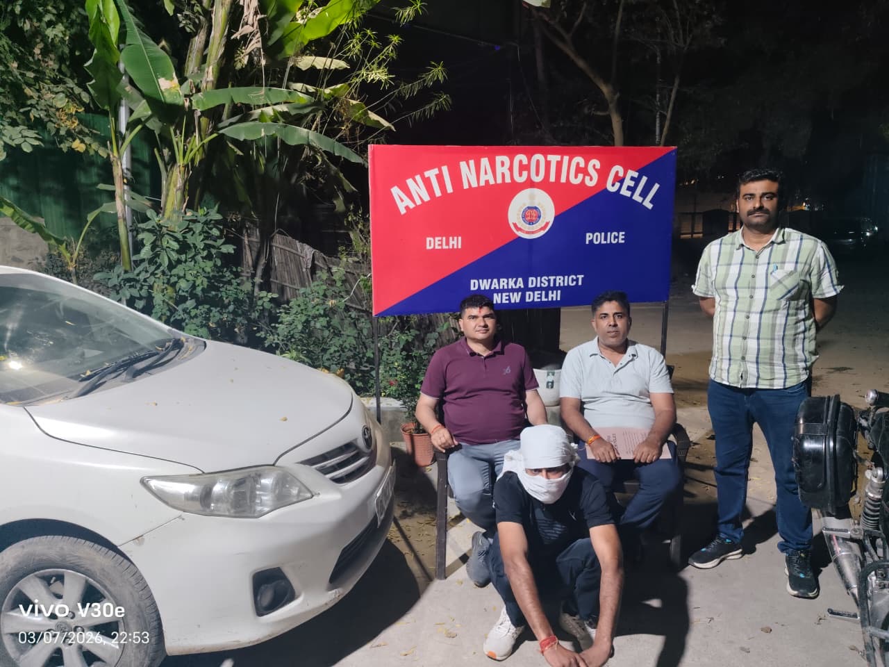 द्वारका में हरियाणा से लाई जा रही 1500 क्वार्टर अवैध शराब के साथ सप्लायर गिरफ्तार, लग्जरी कार जब्त