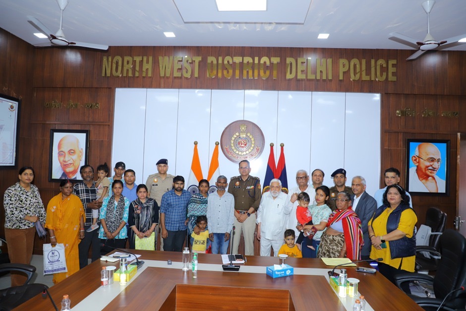 अपराध पीड़ितों के साथ खड़ी दिल्ली पुलिस: नॉर्थ-वेस्ट जिला ने 11 परिवारों को दी आर्थिक सहायता