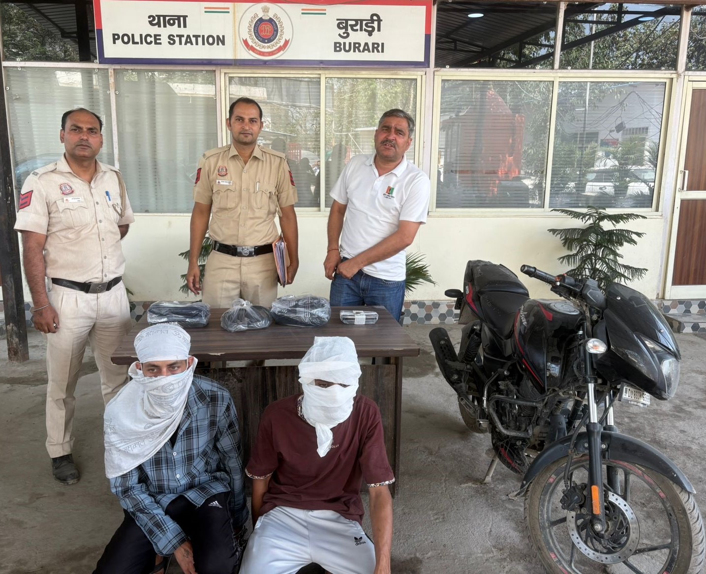 3 घंटे में स्नैचिंग केस का खुलासा—बुराड़ी पुलिस ने दबोचे शातिर, 6 वारदातों का पर्दाफाश