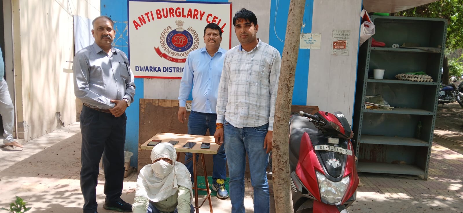 द्वारका में शातिर चोर गिरफ्तार: चोरी की स्कूटी और 4 महंगे मोबाइल बरामद, 8 मामले सुलझे