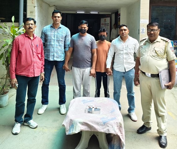 दिल्ली में बड़ी वारदात टली: पिस्टल के साथ दो बदमाश गिरफ्तार, हिप्नोटाइज कर करते थे चोरी