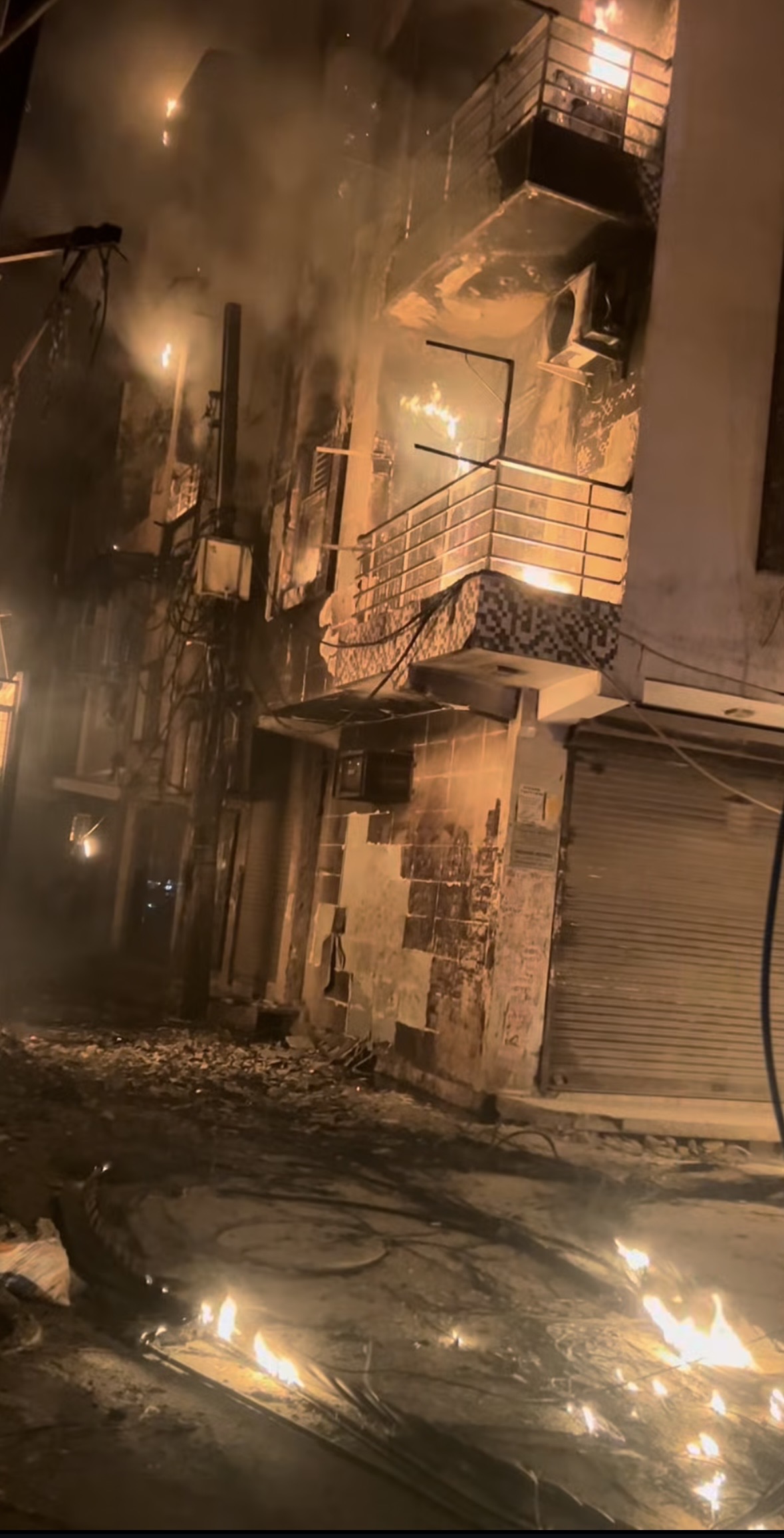 लक्ष्मी नगर में रात को लगी भीषण आग, ट्रांसफार्मर से भड़की लपटों ने 4 इमारतों को लिया चपेट में