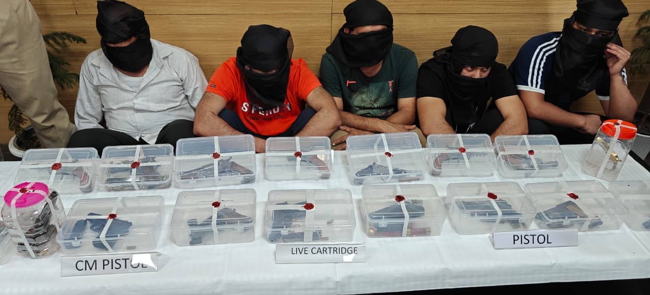 दिल्ली में हथियारों का बड़ा जखीरा बरामद—गोगी गैंग से जुड़े 5 आरोपी गिरफ्तार, विदेशी पिस्टल तक जब्त