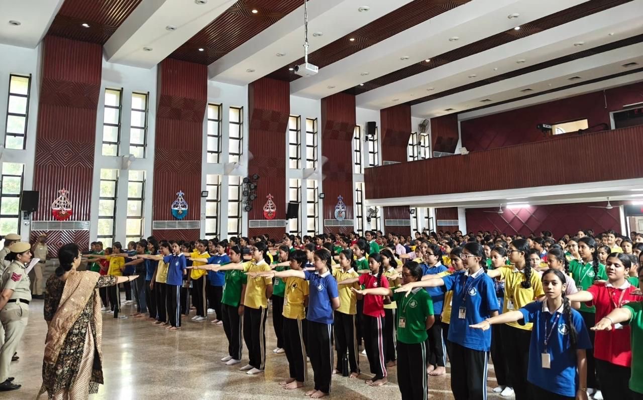 देवेश चंद्र श्रीवास्तव विशेष आयुक्त पुलिस /क्राइम के मार्गदर्शन एवं सुश्री वेदिता रेड्डी आईएएस निदेशक (शिक्षा) के नेतृत्व में एक लाख बच्चे नशा ना करने के शपथ अभियान में हुए शामिल