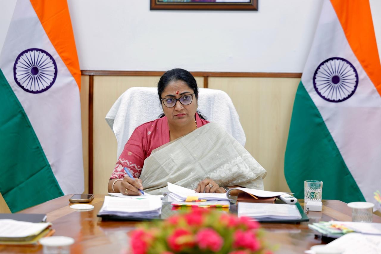 प्राइवेट स्कूलों पर सरकार का सख्त वार—किताबें-ड्रेस कहीं से भी खरीदने की आजादी, गड़बड़ी पर टेकओवर तक की चेतावनी