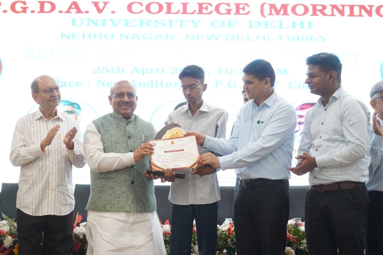 “डिग्री नहीं, चरित्र बनाएगा विकसित भारत” – पीजीडीएवी कॉलेज में स्पीकर विजेंद्र गुप्ता का संदेश