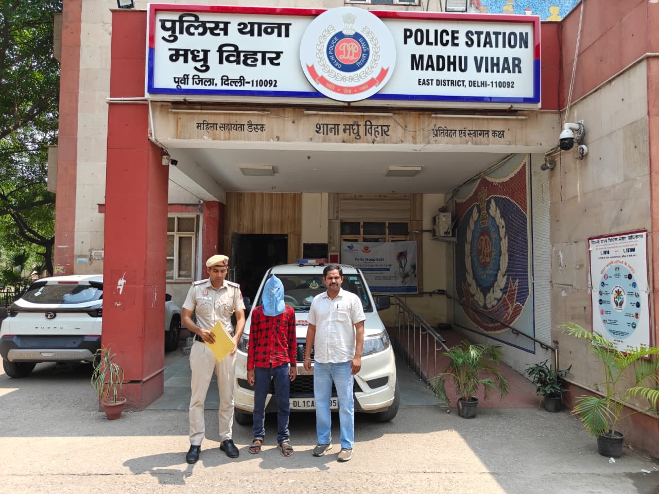 मधु विहार में नशा तस्कर गिरफ्तार, गांजा और चोरी की बाइक बरामद